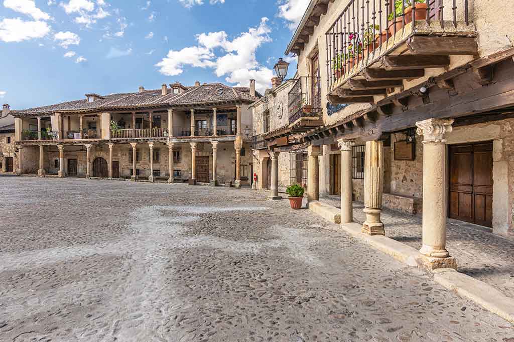 Qué ver en Pedraza, la villa medieval que enamora a quien la pisa La Calle Real Y Sus Casas Palaciegas