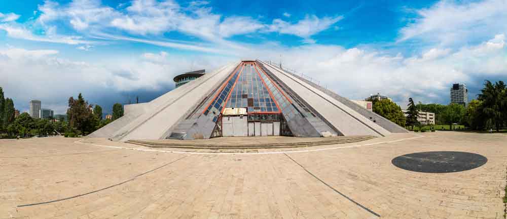 Qué ver en Tirana, la guía completa de la capital de Albania La Piramide De Tirana