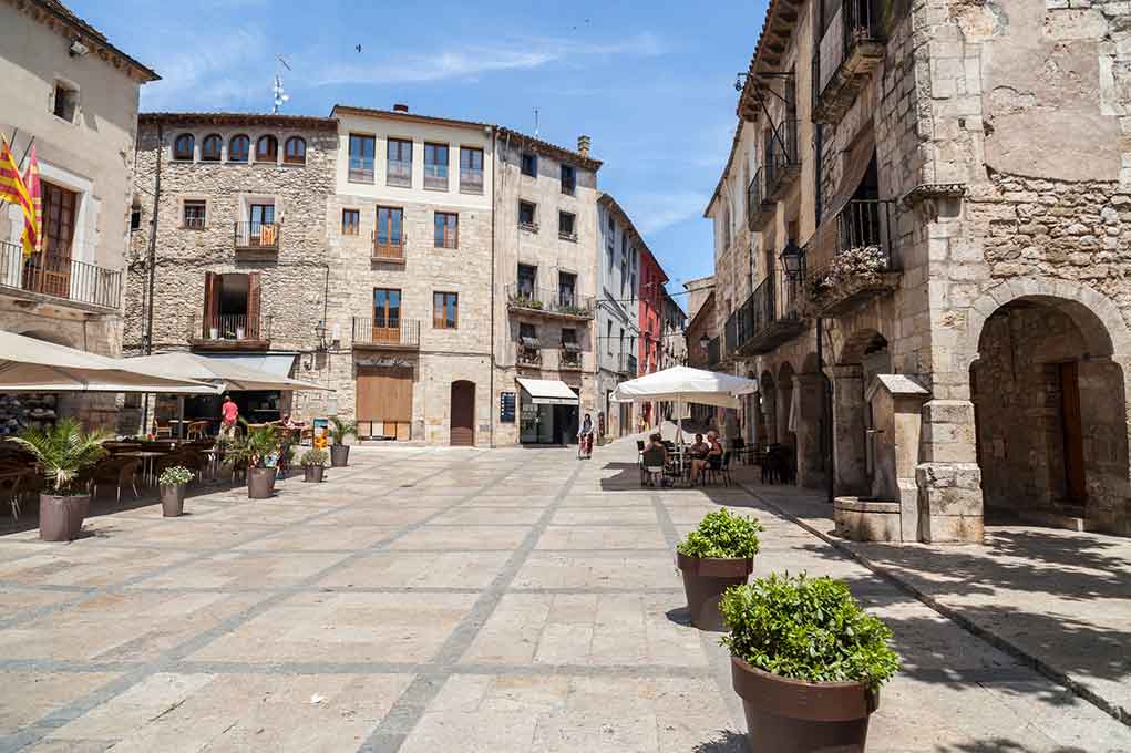 Besalú, guía para planificar tu visita al pueblo medieval más bonito de Girona Plaza Mayor De Besalu