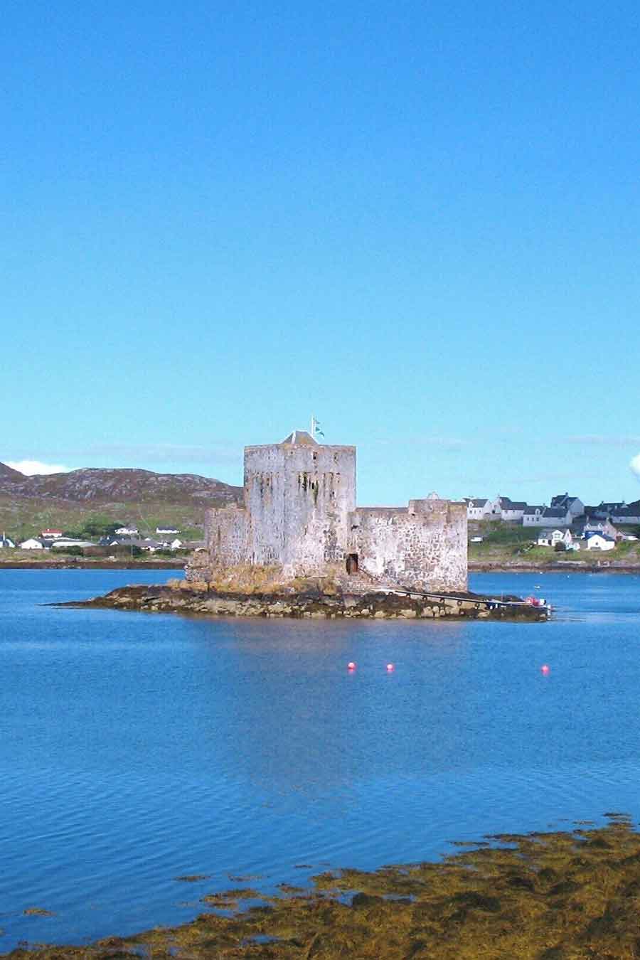 Guía para viajar a las Islas Hébridas: Ruta, ferries y preparativos Castillo De Kisimul