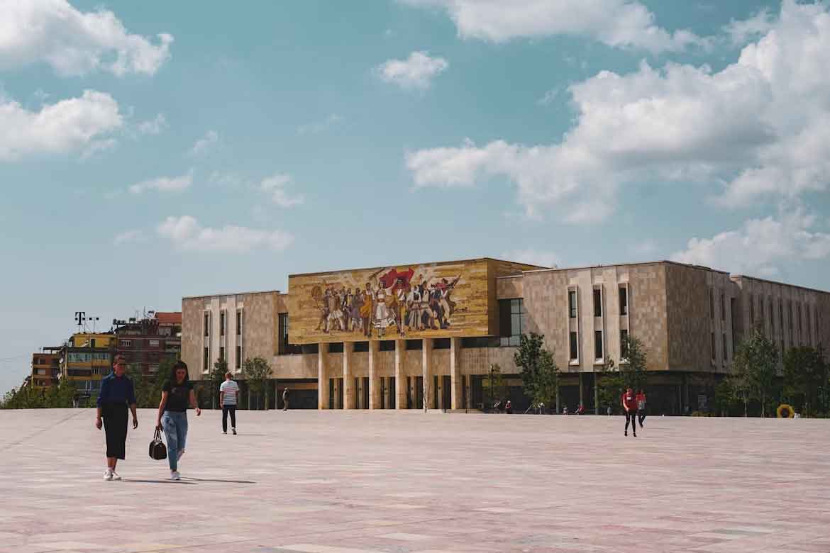 Qué ver en Tirana, la guía completa de la capital de Albania Plaza Skanderbeg