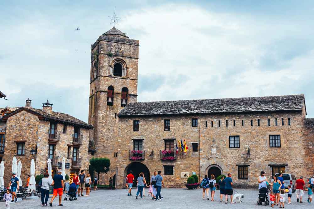 Qué ver en Ainsa, la joya medieval del Pirineo de Huesca Plaza Mayor Ainsa