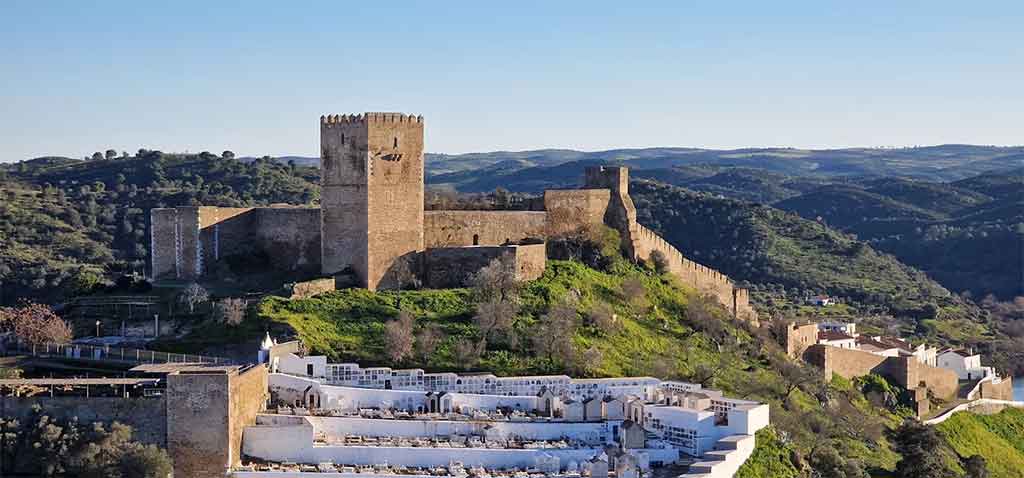 Guía del Alentejo en Portugal: Ruta por pueblos medievales, viñedos y acantilados salvajes Mertola Es La Joya Del Bajo Alentejo