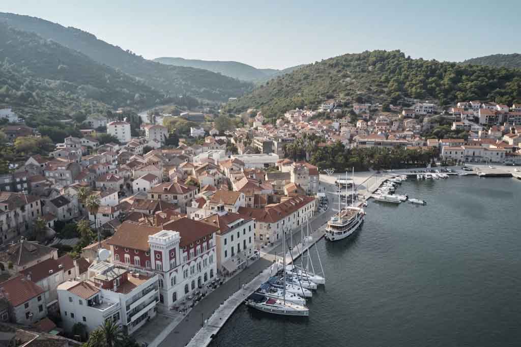 Isla de Vis, guía para descubrir el rincón más auténtico del Adriático Vis Town Y Komiza