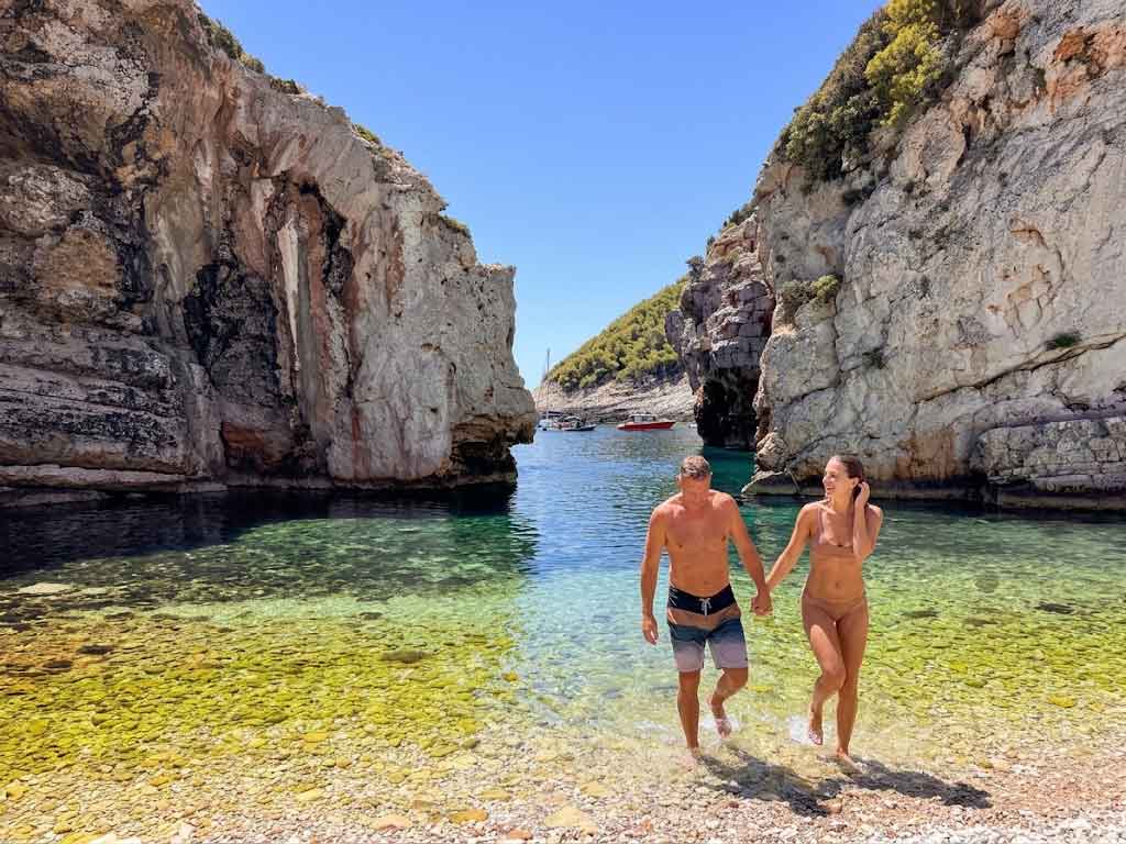 Isla de Vis, guía para descubrir el rincón más auténtico del Adriático Playa De Stiniva Y Otras Calas Espectaculares