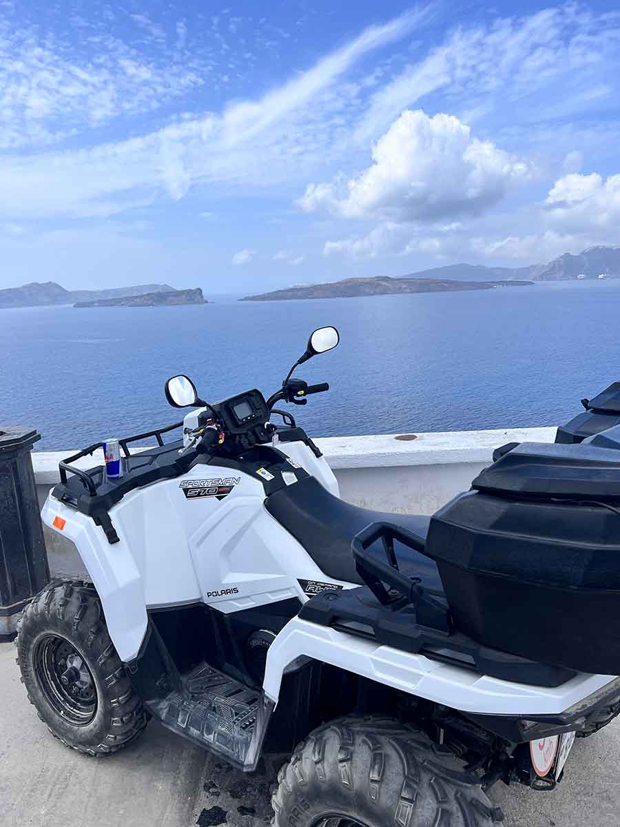 Guía completa para moverse por Santorini: Coche, quad ,scooter o buggy Alquiler De Quads En Santorini