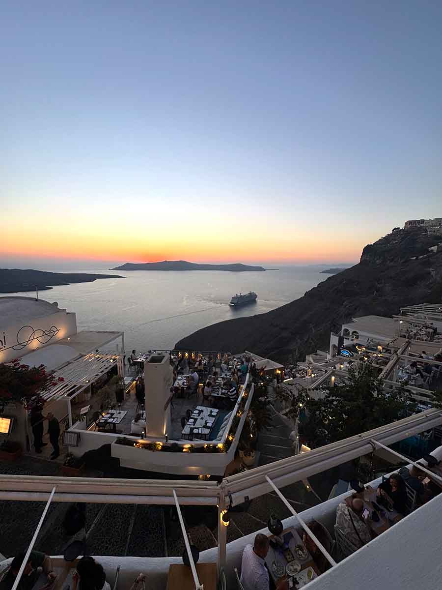 Guía completa para moverse por Santorini: Coche, quad ,scooter o buggy Guia De Como Moverse Por Santorini