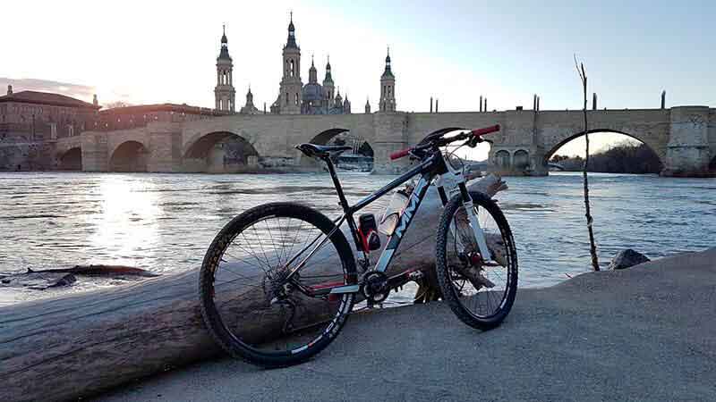Recorrer Zaragoza en bici: rutas para conocer la ciudad y escaparte al Ebro Recorrer Zaragoza En Bici Sin Complicaciones